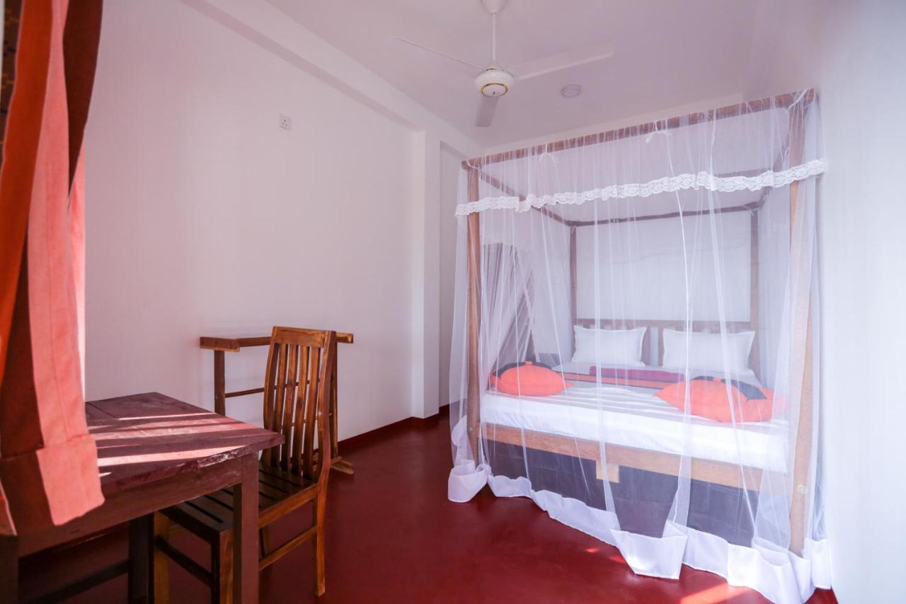 Lazies Midigama Hotel Luaran gambar